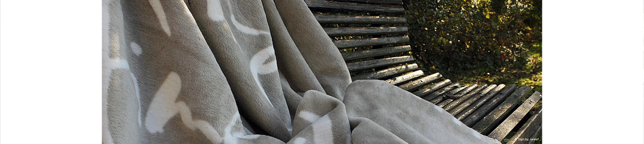 graue Kuscheldecken aus dem Onlineshop SignShop Tirol – weich, warm und mit liebevollen Botschaften gestaltet.