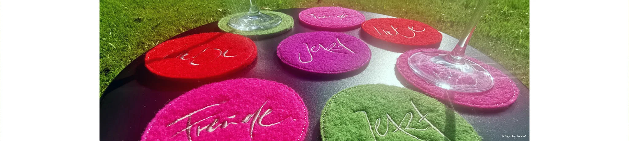 Bunte Glasuntersetzer mit inspirierender Botschaften in Rot, Grün und Rosa aus dem Onlineshop SignShop Tirol – farbenfrohe Akzente für den Tisch.