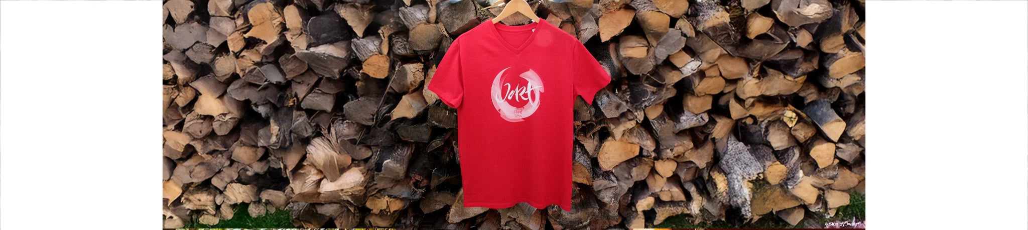 Rotes T-Shirt mit der Botschaft „jetzt“ aus dem Onlineshop SignShop Tirol – handgemachte Mode, inspirierende Kleidung, Achtsamkeit, spirituelle Botschaft, Tiroler Handwerkskunst.