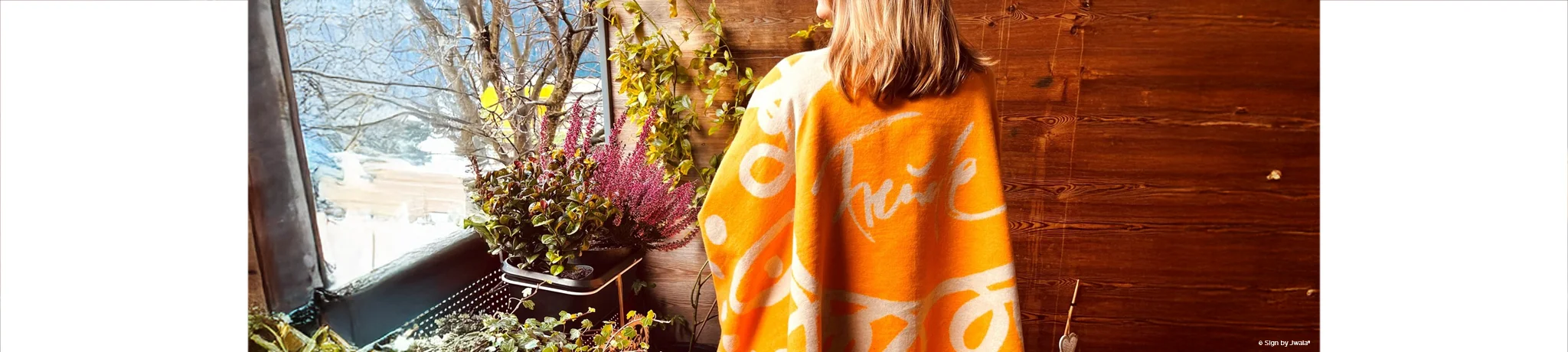 Poncho aus dem Onlineshop SignShop Tirol mit inspirierender Botschaft – handgefertigte, spirituelle Kleidung, einzigartiges Design, Wohlfühl-Poncho, liebevoll gestaltet, Achtsamkeit, Mode aus Tirol, besondere Geschenkidee.