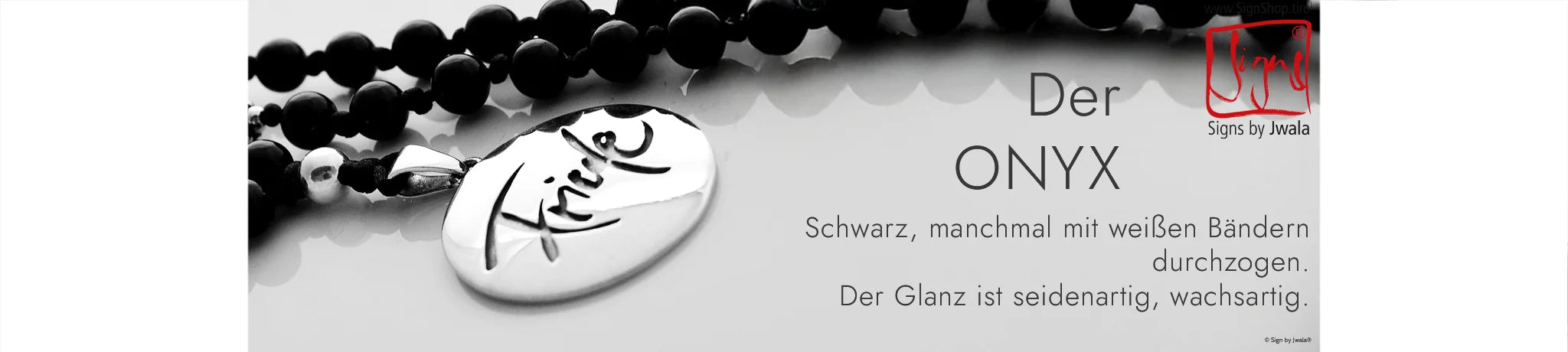 Der ONYX, der für die handgemachten Mala oder Halsketten verwendet wird, hat folgende Eigenschaft: Schwarz, teils mit weißen Bändern, seiden- bis wachsartiger Glanz – ein Stein voller Tiefe und Eleganz.