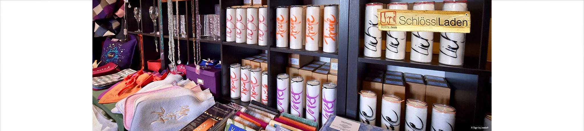 Hier begrüßen dich Jwala und Karl Gamper persönlich und laden dich ein, eine liebevoll ausgewählte Vielfalt an besonderen Schätzen zu entdecken: Sign-Kerzen, handgeknüpfte Malas, exklusive SignGläser von Riedel, kreative SignKarten, Kissen aus feinem Bauernleinen, Taschen aus Tiroler Walk und viele weitere außergewöhnliche Sign-Produkte warten darauf, von dir entdeckt zu werden.
