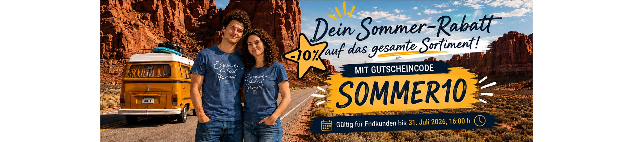Sommer-Rabatt-Banner von SignShop.tirol mit einem Paar in T-Shirts vor einem VW-Bus im Canyon und dem Gutscheincode SOMMER10.