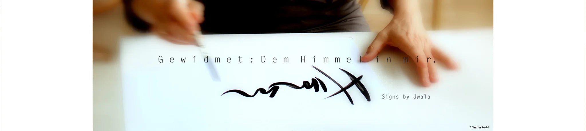 Jwala beim kreativen Logo-Designen – individuelle Logos, kreative Gestaltung, persönliche Handschrift, SignShop Tirol, handgemachte Unikate, inspirierende Motive, Designservice, besondere Logos für Marken und Herzensprojekte