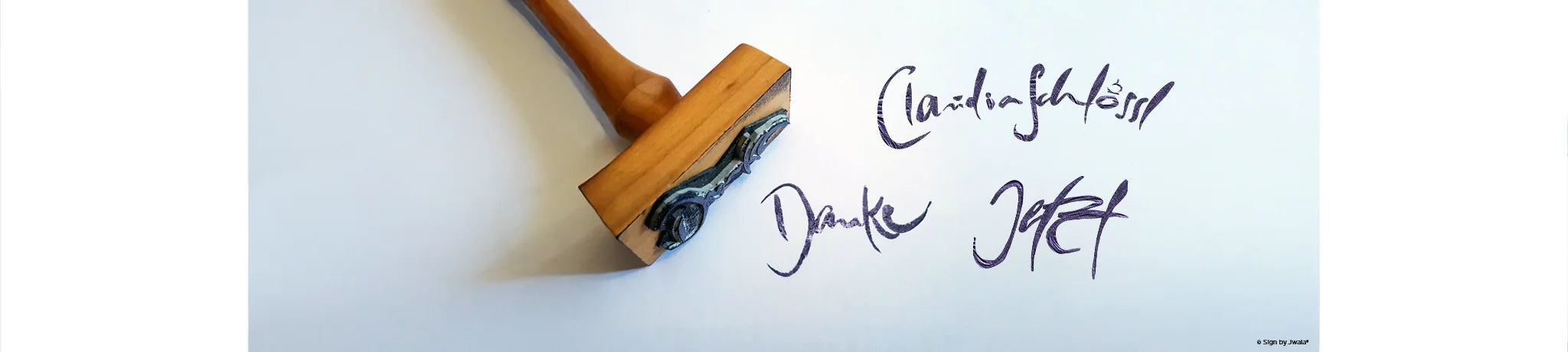 Holzstempel mit dem Sign von Jwala und inspirierenden Botschaften wie „Danke“, die Ferienwohnung ClaudiaSchlössl in Kramsach Tirol und „Jetzt“.