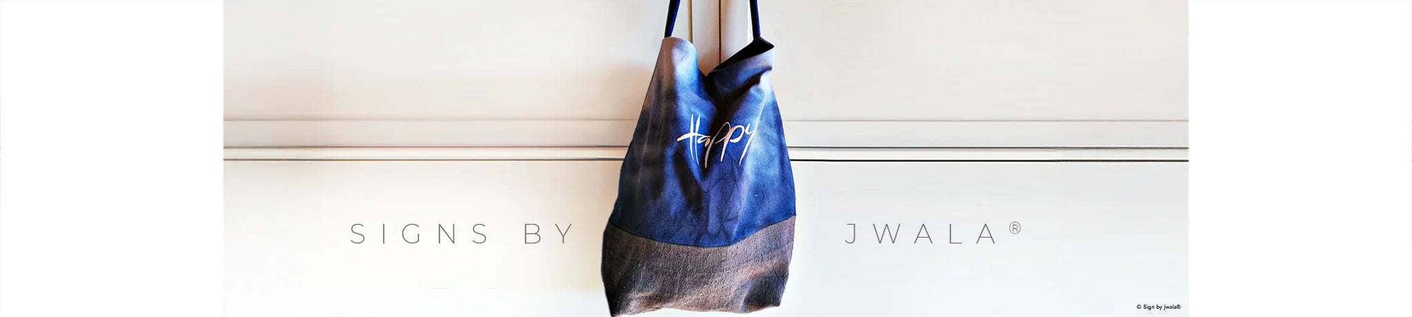 Blaue Tragetasche aus Bauernleinen mit der Botschaft „Happy“ aus dem SignShop Tirol.