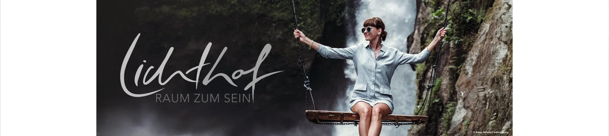 Frau auf einer Schaukel vor einem Wasserfall mit dem Schriftzug „Jwala® bliss bow – Herzen hören“ aus dem Onlineshop SignShop Tirol.