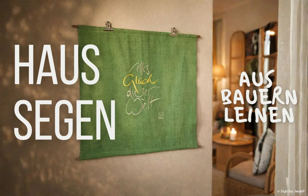 Grüner, handgefertigter Wandteppich aus Bauernleinen mit der spirituellen Botschaft „Alles Glück dieser Welt“ – besondere Wanddekoration aus dem SignShop Tirol, mit viel Liebe gestaltet, bringt Freude, Inspiration und Herzenswärme ins Zuhause.