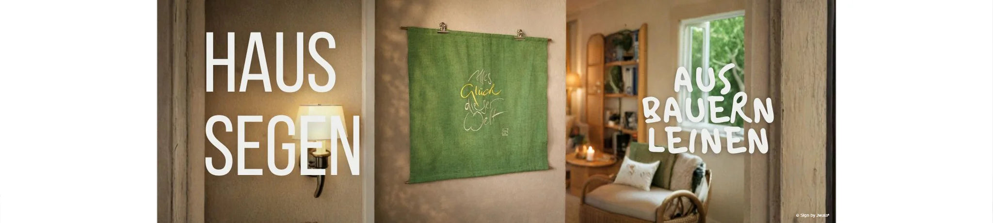 Grüner Wandteppich aus feinem Bauernleinen, von Hand gefertigt und mit der Botschaft „Alles Glück dieser Welt“ versehen – ein liebevoll gestaltetes Unikat aus dem SignShop Tirol. Dieses besondere Wohnaccessoire lädt dich ein, Licht, Freude und Herzenswärme in dein Zuhause zu holen und deine Räume mit inspirierender Energie zu erfüllen.