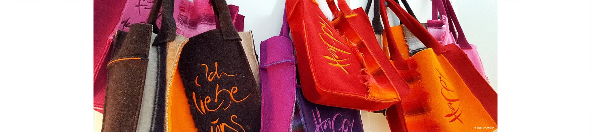 Yoga-Taschen in bunten Farben mit inspirierenden Botschaften aus dem Onlineshop SignShop Tirol – für ein leichteres, achtsames Leben.