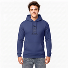 Junger Mann im blauen Herren-Kapuzenpullover mit filigranem, dunklem Sign „Ein Licht für dich“ auf der Brust vor weißem Hintergrund