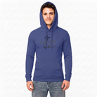Porträt eines Mannes mit aufgesetzter Kapuze in einem blauen Herren-Hoodie mit elegantem Schriftzug-Sign „Go with the flow