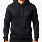 Zeitloser Herren-Hoodie in sattem Schwarz ohne Sign vor hellem Hintergrund im Signshop Tirol.