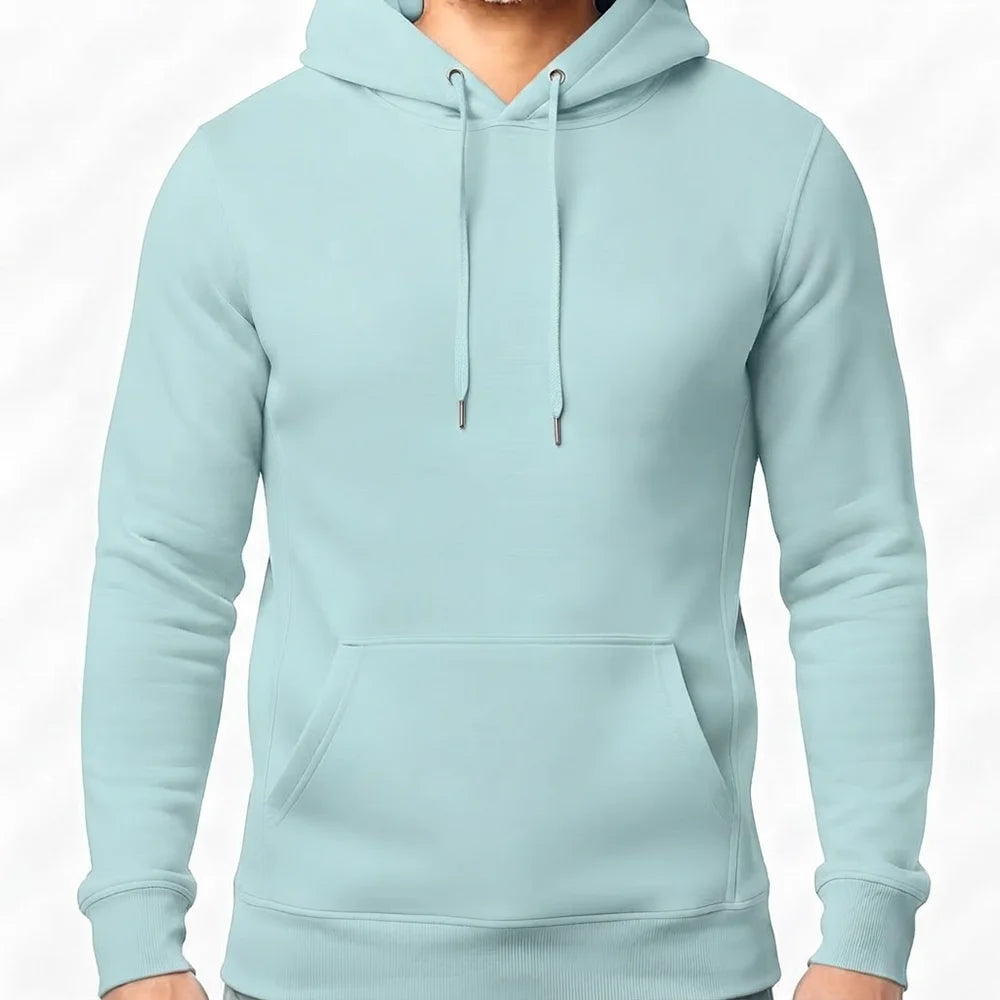 Zeitloser Herren-Hoodie in Caribbean Blue ohne Sign vor hellem Hintergrund
