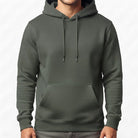 Zeitloser Herren-Hoodie in dunklem Khaki bzw. Olivgrün ohne Sign vor hellem Hintergrund