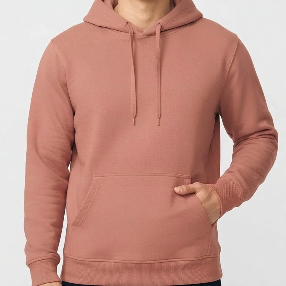 Produktfoto eines Herren-Hoodies in Canyon Pink ohne Sign mit der Hand in der Tasche.