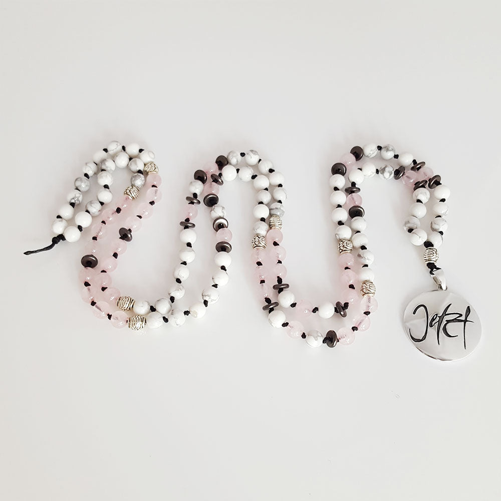 Handgeknüpfte Mala „Jetzt“ – Sofort lieferbares Einzelstück für Herzensruhe & Präsenz im SignShop Tirol sichern