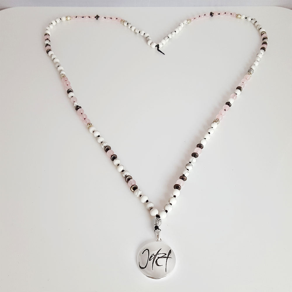 Mala-Kette Rosenquarz & Howlith – Für emotionale Heilung & inneren Frieden jetzt im SignShop Tirol bestellen