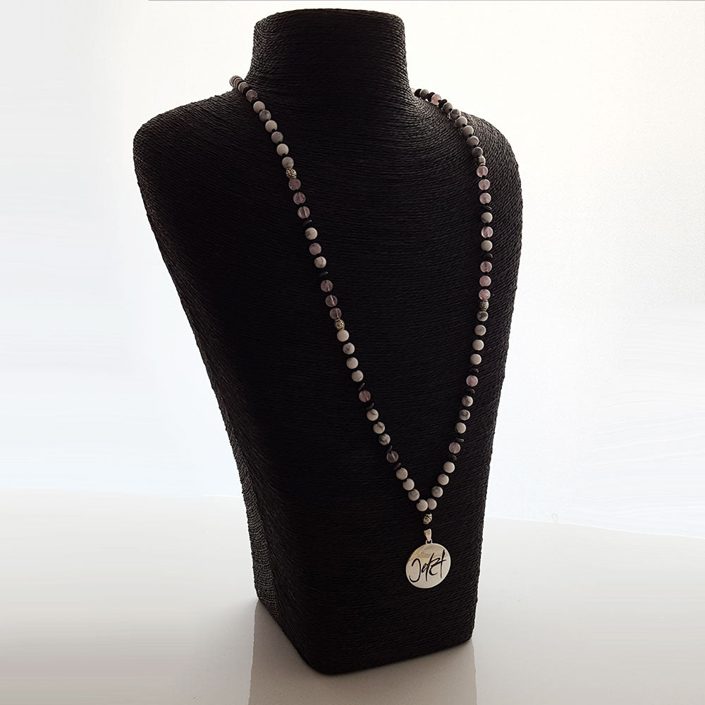 Unikat Mala „Jetzt“ – Handgemachte Kette für Achtsamkeit und Balance nur im SignShop Tirol verschenken