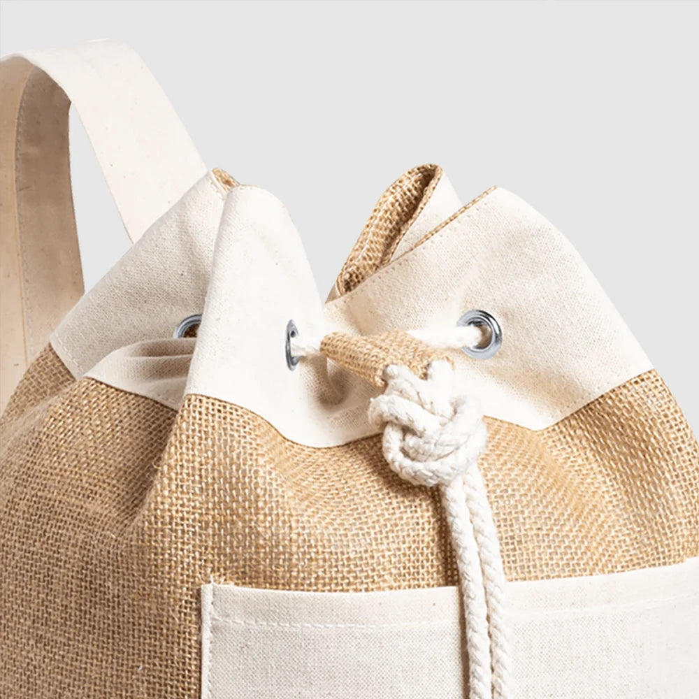 Detailansicht des weißen Kordelzugverschlusses und der Kordel am Jute-Seesack