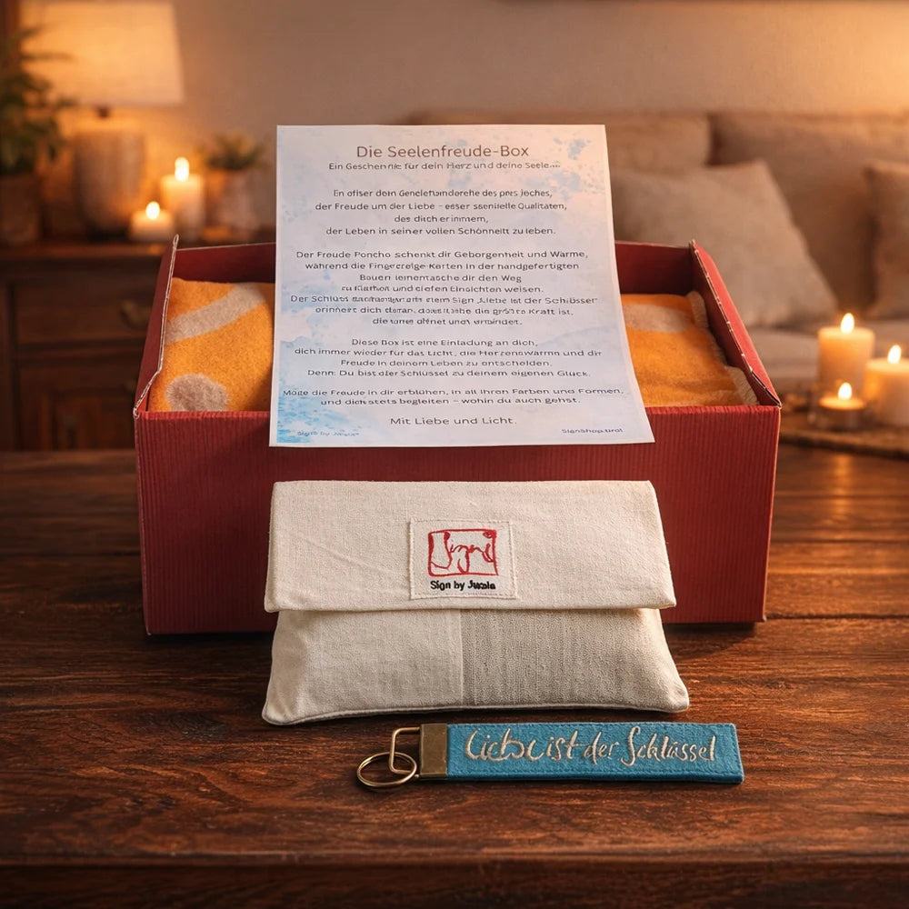 Exklusives Geschenkset mit „Freude“-Poncho, Riedel-Glas & Fingerzeige-Karten – sicher im SignShop Tirol online kaufen
