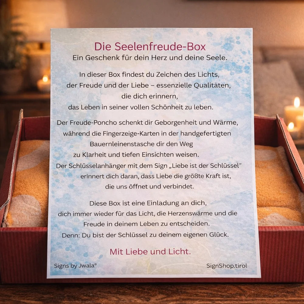 Handgemachtes Geschenkset mit Poncho,  Fingerzeige-Karten & „Liebe ist der Schlüssel“-Anhänger – SignShop Tirol, limitierte Edition online kaufen