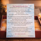 Handgemachtes Geschenkset mit Poncho,  Fingerzeige-Karten & „Liebe ist der Schlüssel“-Anhänger – SignShop Tirol, limitierte Edition online kaufen