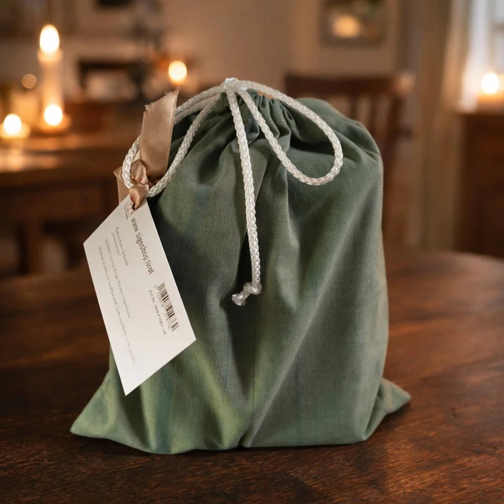 Entdecke unser exklusives Erkenntnis-Set: Freue dich auf die Kerze „Ich sehe, was ich wissen muss“, ein liebevoll gefertigtes Dritte-Auge-Kissen mit Edelstein sowie einen passenden Beutel – alles aus dem SignShop Tirol. Genieße eine sichere und herzliche Bestellung.