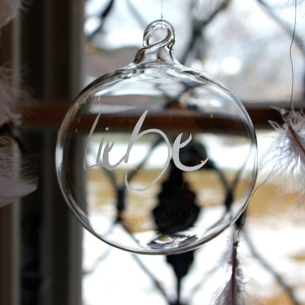 Besondere Glaskugel mit herausgeblasener Halterung und Sign „Liebe“ – Geschenkhighlight für Freunde und Familie