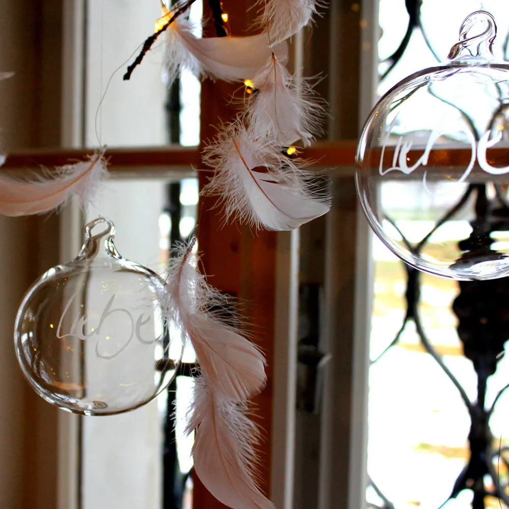 Limitierte Glaskugel „Liebe“ – kunstvoll sandgestrahlt, echtes Sammlerstück und Dekotrend für Individualisten