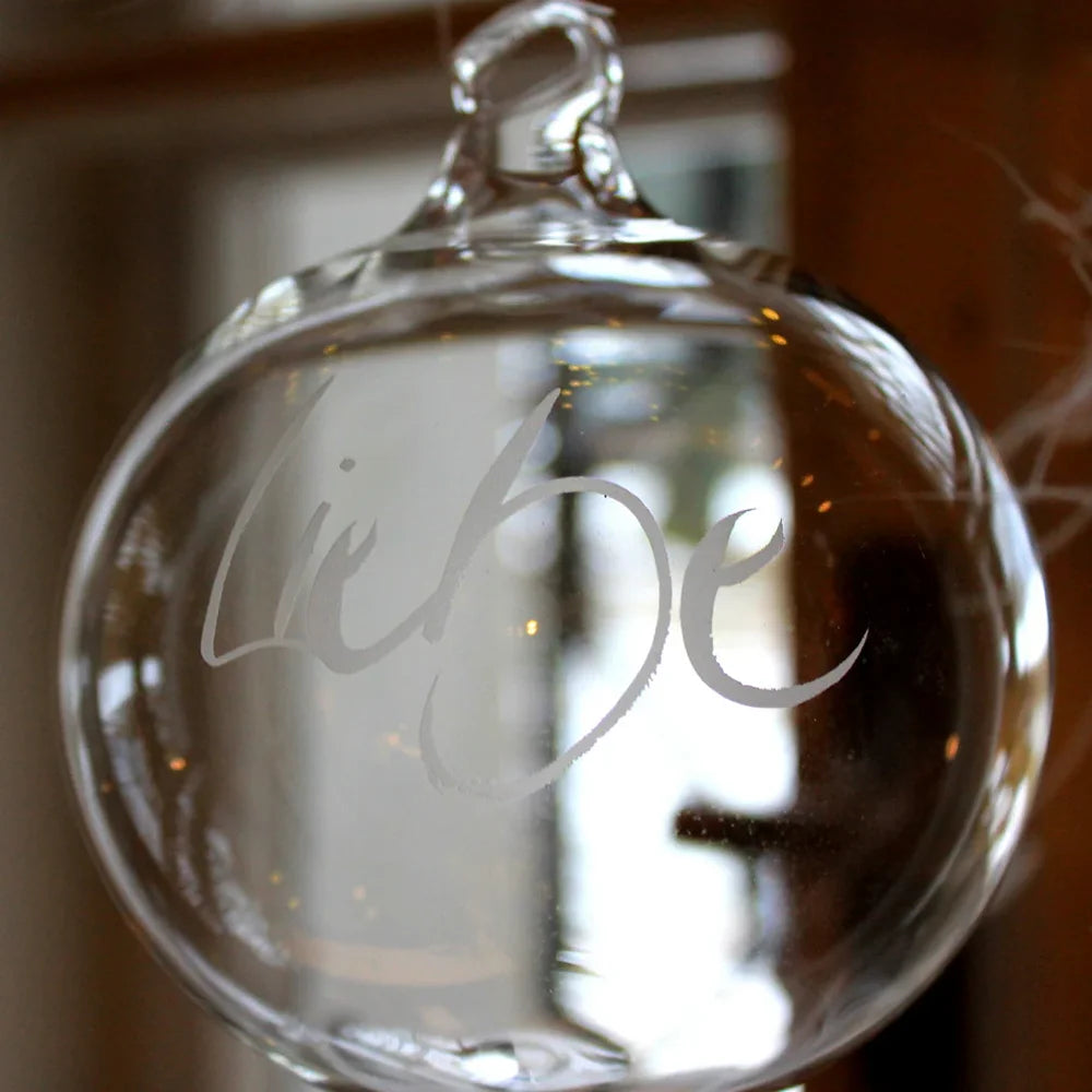 Mundgeblasene Glaskugel „Liebe“ aus Tirol – handgefertigte Weihnachtsdeko und Geschenkidee für Liebhaber