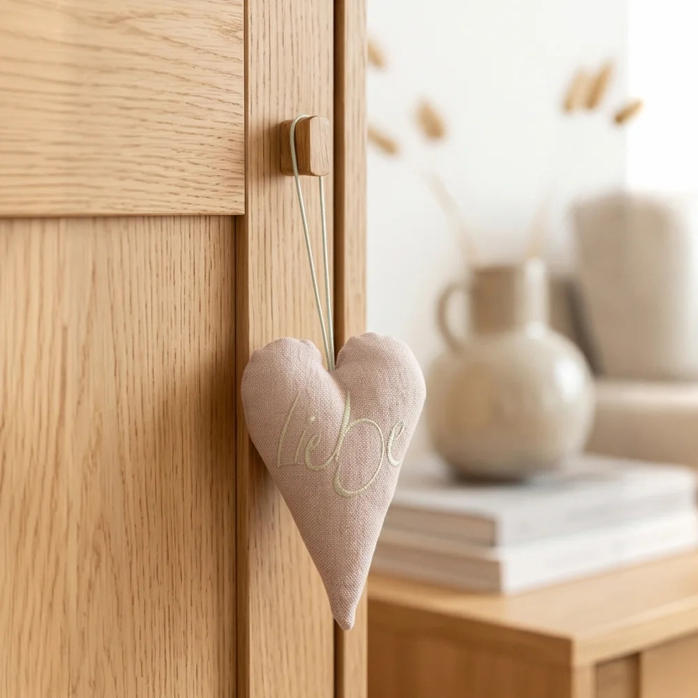 Original Herzanhänger „Liebe“ in Creme – SignShop.Tirol, hochwertiges Bauernleinen, handgemacht, einzigartiges Präsent für Liebe und Verbundenheit