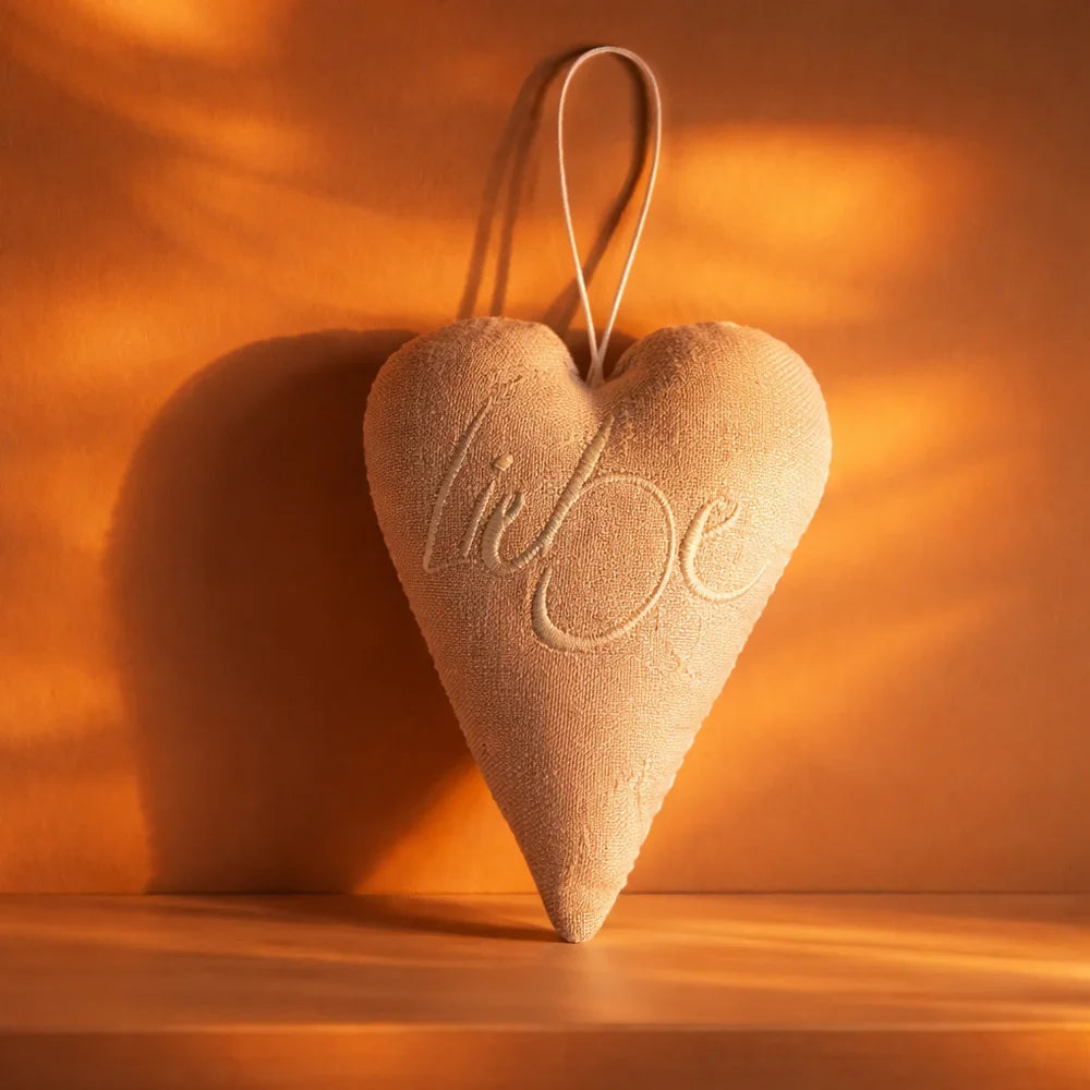 Luxus Herzanhänger „Liebe“ in Creme – Sign by Jwala®, exklusive Handarbeit, Premium-Qualität, Einzelstück, emotionales Geschenk für Herzensmenschen