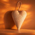 Luxus Herzanhänger „Liebe“ in Creme – Sign by Jwala®, exklusive Handarbeit, Premium-Qualität, Einzelstück, emotionales Geschenk für Herzensmenschen