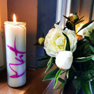 Exklusive, weiße Mut-Kerze im Glas „Mut“ kaufen – Veredelte Kerze mit spiritueller Botschaft online im SignShop Tirol – Besondere Kerze für Motivation und innere Stärke