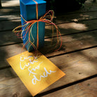 10 SignKerzen – 2 gratis + 12 Karten „Ein Licht für dich“ geschenkt, limitiert & handgemacht, spirituelle Geschenkidee aus Tirol, einzigartig, liebevoll & exklusiv im SignShop.