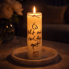 Weiße SignKerze „Es geht mir richtig gut“ mit schwarzer Schrift – Vegane, duftfreie Palmwachskerze im Glas, bei Nacht leuchtend, inspirierende Botschaft, im SignShop Tirol online kaufen