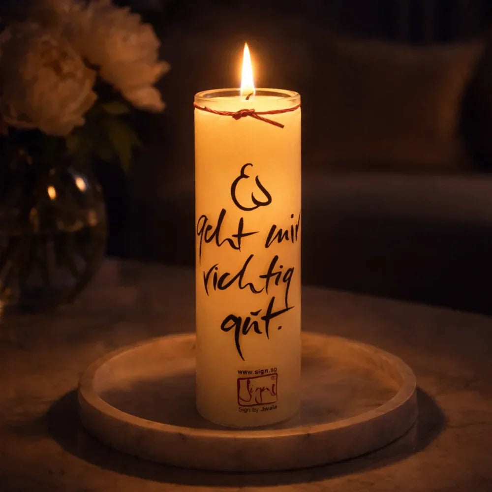 Premium SignKerze „Es geht mir richtig gut“ Klassik – hochwertige vegane Duftkerze mit inspirierender Affirmation, jetzt sicher im SignShop Tirol erwerben