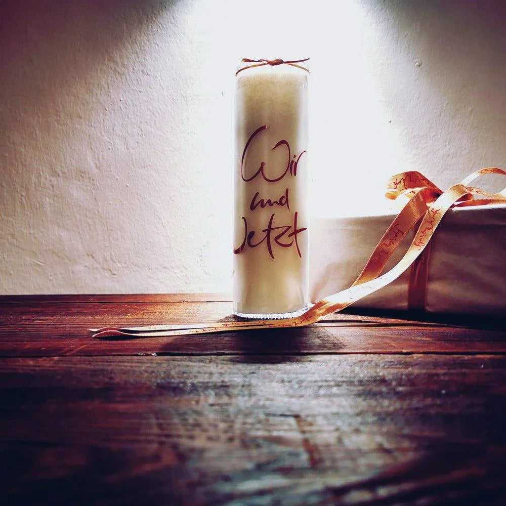 Vegane Designkerze im Glas „Wir und Jetzt“, hochwertige Sign by Jwala® Botschaft in Weinrot, rußfrei, geruchsneutral und nachhaltig veredelt