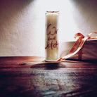 Vegane Designkerze im Glas „Wir und Jetzt“, hochwertige Sign by Jwala® Botschaft in Weinrot, rußfrei, geruchsneutral und nachhaltig veredelt