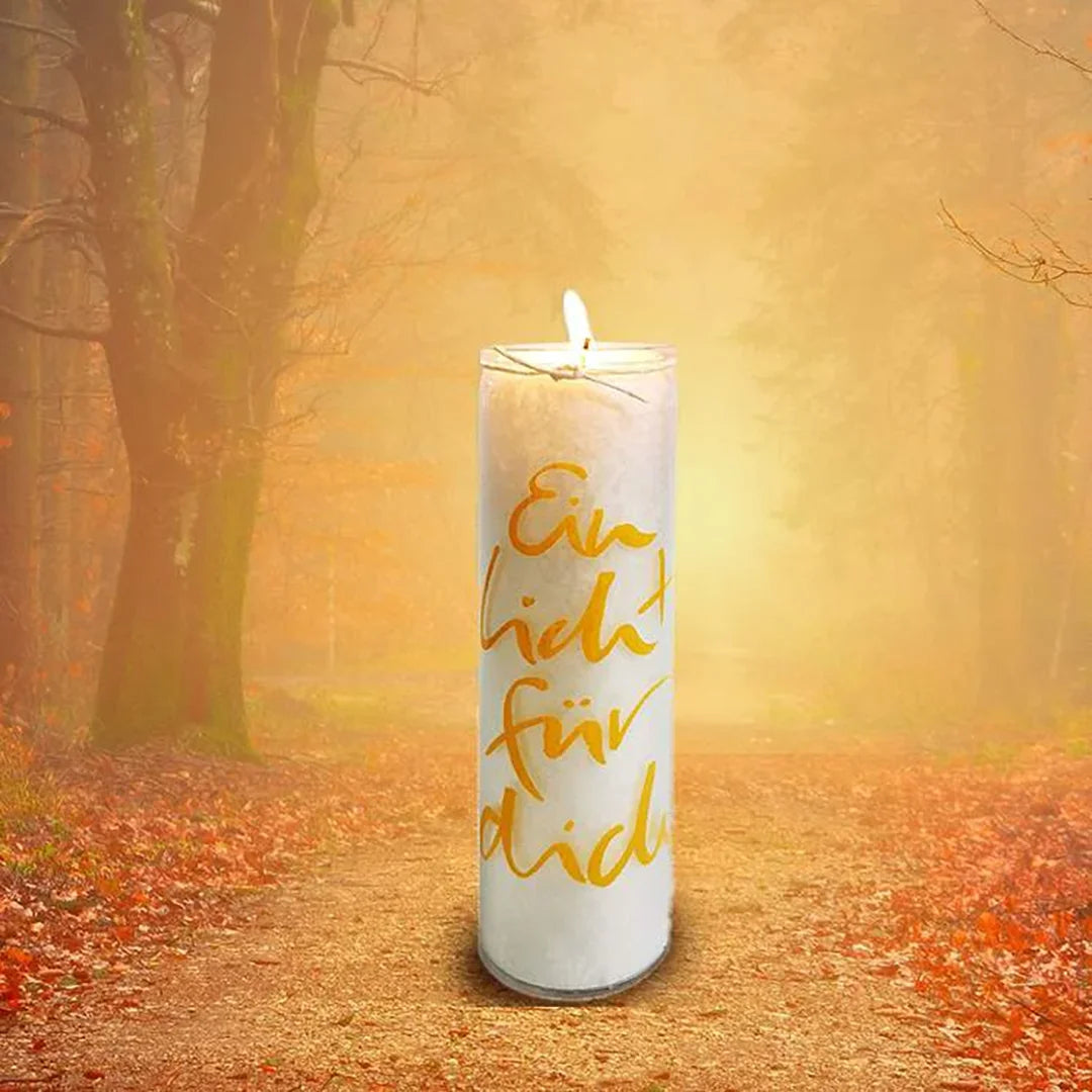 Weiße SignKerze „Ein Licht für dich“ mit gelber Schrift – Vegane, duftfreie Kerze mit inspirierender Botschaft, Zero-Waste, im SignShop Tirol online kaufen