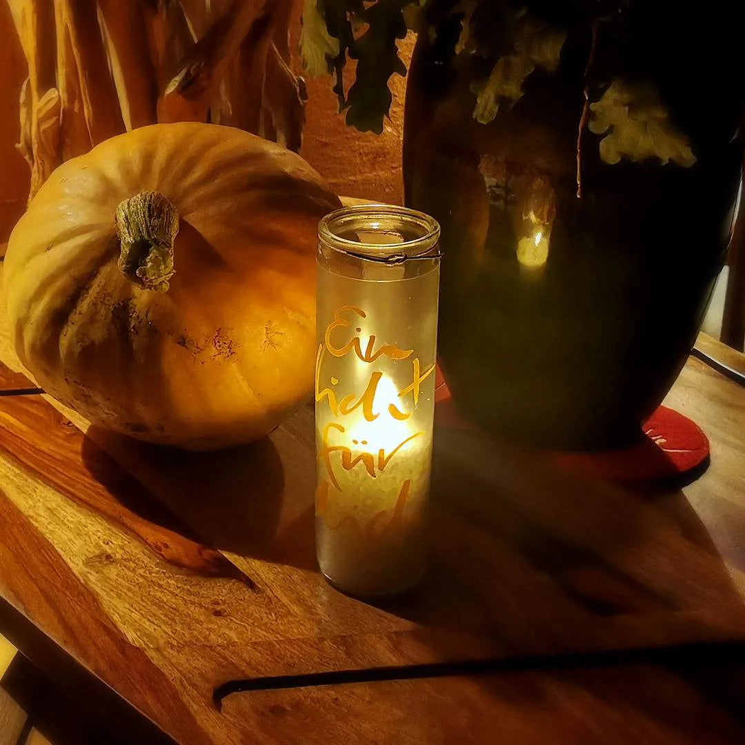 SignKerze „Ein Licht für dich“ – Handgemachte, vegane Kerze mit liebevoller Botschaft als besonderes Geschenk aus dem SignShop Tirol online kaufen