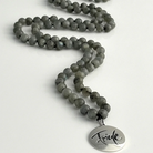 Exklusive Tigerauge-Mala „Friede“ für Männer – handgeknüpfte Meditationskette, Original von Sign by Jwala®, Limited Edition, hochwertiger Edelsteinschmuck für innere Stärke und Klarheit