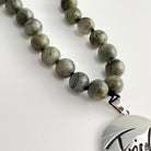 Handgemachte Tigerauge-Mala „Friede“ für Männer – Original von Sign by Jwala®, limitiertes Einzelstück, hochwertige Edelstein-Kette für Klarheit, Wohlbefinden und Selbstbewusstsein