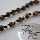 Premium Mala „Friede“ Tigerauge – Sign by Jwala®, edle Handarbeit, Unikat, exklusives Schmuckstück für Schutz, Balance und spirituelle Entwicklung