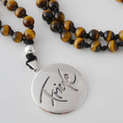 Handgemachte Tigerauge-Mala „Friede“ – Original von Sign by Jwala®, limitiertes Einzelstück, hochwertige Edelstein-Kette für Achtsamkeit, Wohlbefinden und Selbstvertrauen