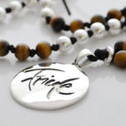 Exklusive Tigerauge-Mala „Friede“ – handgeknüpfte Meditationskette, Original von Sign by Jwala®, Limited Edition, hochwertiger Edelsteinschmuck für innere Stärke und Harmonie