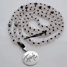 Handgemachte Rosenquarz-Mala „Friede“ – Original von Sign by Jwala®, limitiertes Einzelstück, hochwertige Edelstein-Kette für Achtsamkeit, Wohlbefinden und innere Ruhe