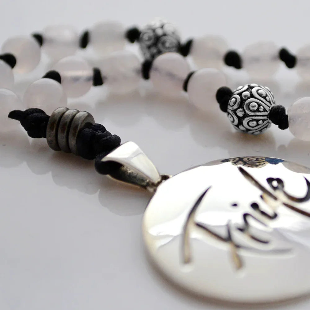 Exklusive Rosenquarz-Mala „Friede“ – handgeknüpfte Meditationskette, Original von Sign by Jwala®, Limited Edition, hochwertiger Edelsteinschmuck für Selbstliebe und Harmonie