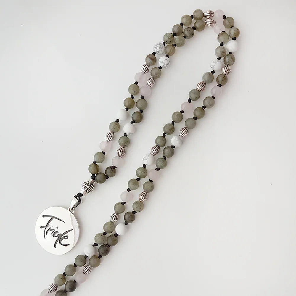 Premium Mala „Friede“ aus Labradorit und Howlith – Sign by Jwala®, edle Handarbeit, Unikat, exklusives Schmuckstück für Schutz, innere Ruhe und spirituelle Balance
